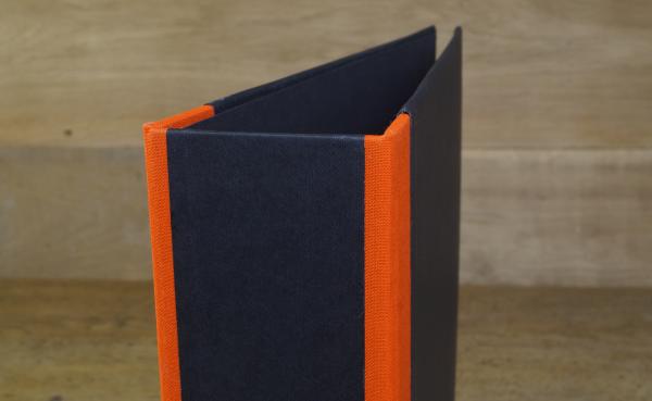 Orange edges on folder spine, folder black